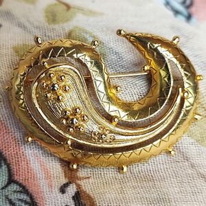 Paisley Gold Tone Electroplate Unsigned Unisex Vintage Brooch Pin Open Cut